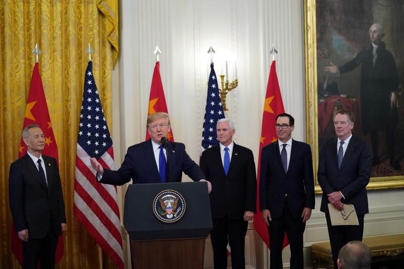 Tổng thống Mỹ Donald Trump phát biểu tại lễ ký trước sự chứng kiến của lãnh đạo cấp cao hai nước. Ảnh: Reuters