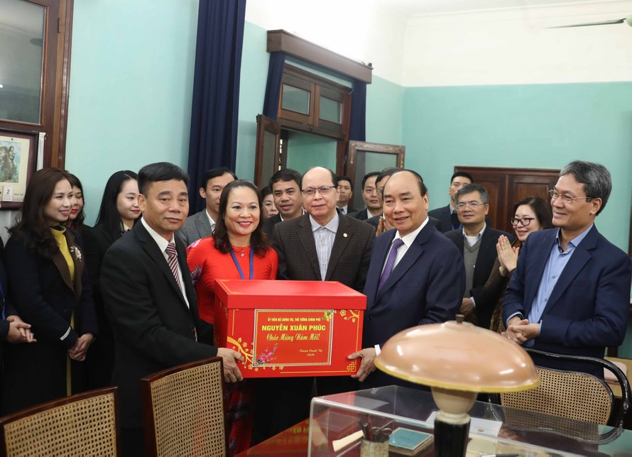 Thủ tướng tặng quà Tết cho cán bộ, nhân viên Khu Di tích Chủ tịch Hồ Chí Minh tại Phủ Chủ tịch. Ảnh: VGP/Quang Hiếu