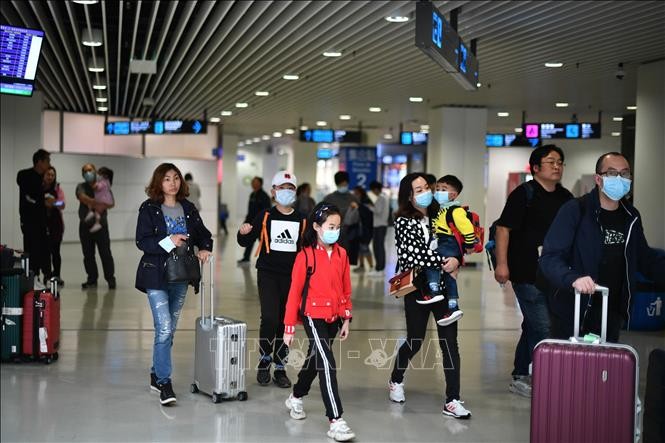 Hành khách đeo khẩu trang để phòng tránh lây nhiễm virus corona tại Macao, Trung Quốc, ngày 22/1/2020. Ảnh: AFP