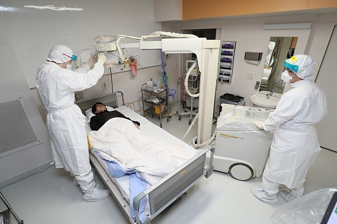 Bác sĩ cấp cứu cho một bệnh nhân mắc viêm phổi do virus nCoV. Ảnh: Reuters