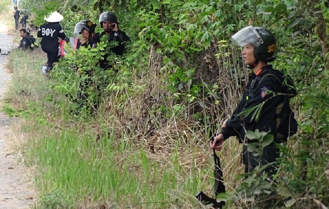 Cảnh sát vây bắt nghi phạm ở huyện Củ Chi. Ảnh người dân cung cấp