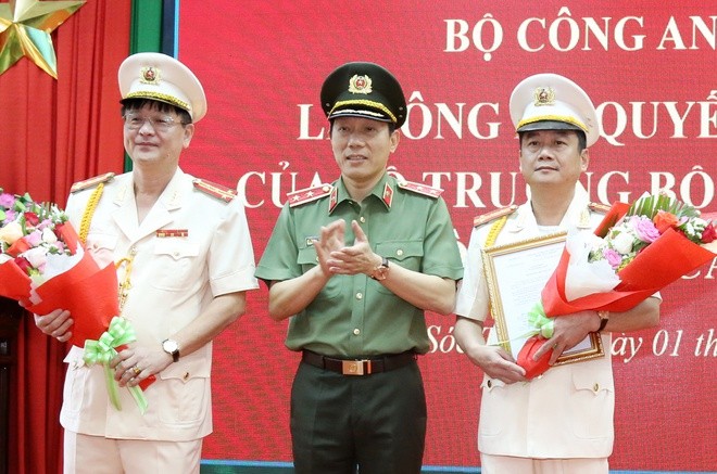 Trung tướng Lương Tam Quang chúc mừng đại tá Nguyễn Minh Ngọc (phải) và đại tá Lê Minh Quang. Ảnh: Nhật Tân.