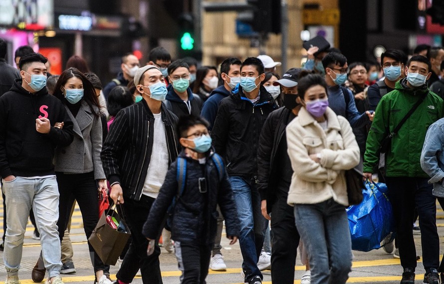 eo khẩu trang phòng lây nhiễm virus corona tại Hong Kong, Trung Quốc. (Ảnh: AFP)