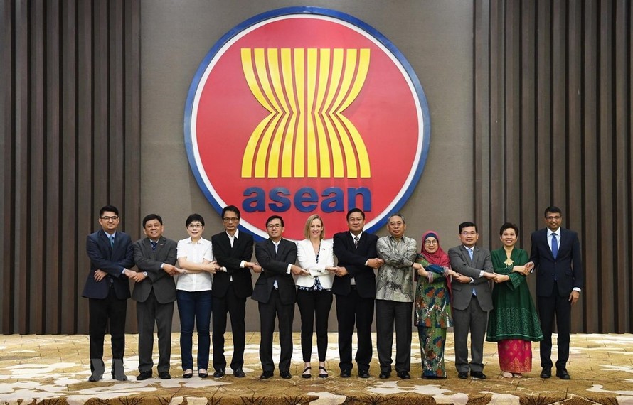 Các đại biểu chụp ảnh tại Cuộc họp lần thứ 11 Ủy ban hợp tác chung (JCC) ASEAN-Hoa Kỳ. (Ảnh: Ban thư ký ASEAN/TTXVN phát)