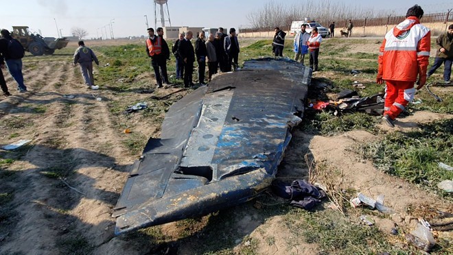 Một phần cánh của chiếc máy bay của Ukraine bị Iran bắn rơi ở ngoại ô Tehran. Ảnh: Reuters.