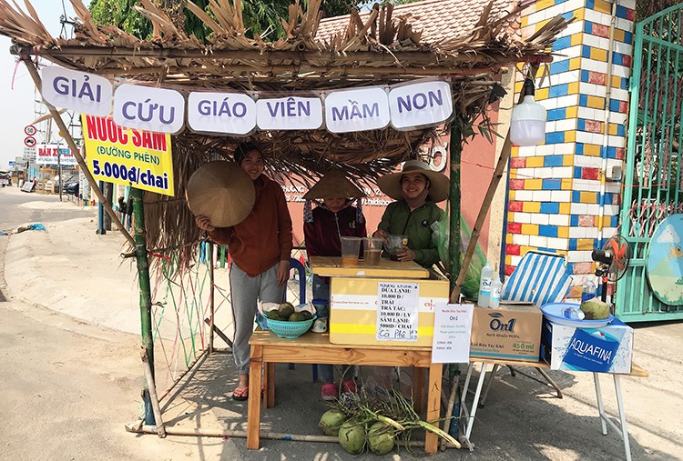 "Quán" bán nước giải khát của hai cô giáo Kim Anh và Bích Phương ở phường Thạnh Xuân, quận 12, TP HCM. Ảnh: Phan Diệp.