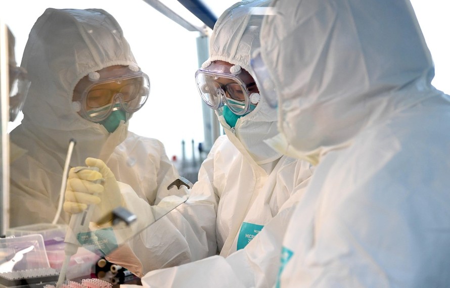 Nhóm nghiên cứu phân tích mẫu bệnh phẩm của bệnh nhân nhiễm virus SARS-CoV-2 tại phòng thí nghiệm ở Hà Nam, Trung Quốc ngày 4/2/2020. (Ảnh: THX)