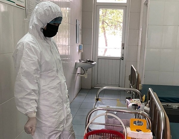 Nhân viên y tế ở Lào Cai chuẩn bị phương tiện đưa vợ chồng người Anh nhiễm Covid-19 về Bệnh viện Nhiệt đới Trung ương điều trị. Ảnh: Báo Lào Cai.