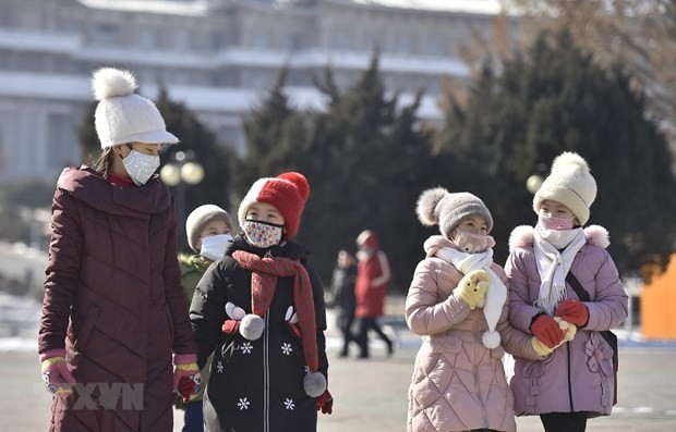 Người dân đeo khẩu trang đề phòng lây nhiễm COVID-19 tại Bình Nhưỡng, Triều Tiên. (Ảnh: AFP)