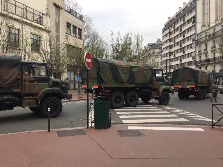 Xe quân đội đã có mặt trên đường phố Paris, Pháp, ngày 17/3. Ảnh: Diệu Linh.