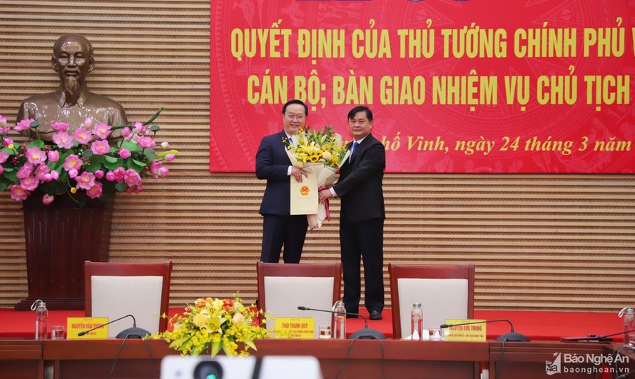 Ông Thái Thanh Quý trao Quyết định phê chuẩn kết quả bầu Chủ tịch UBND tỉnh đối với ông Nguyễn Đức Trung. (Nguồn: Báo Nghệ An).