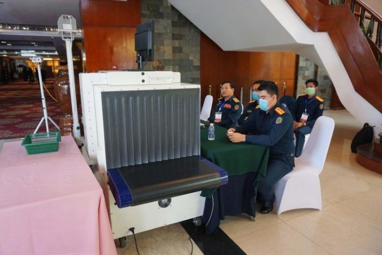Các nhân viên an ninh tại Hội nghị Thượng đỉnh về phòng chống COVID-19 được tổ chức tại Viêng Chăn, Lào. (Ảnh: AFP)