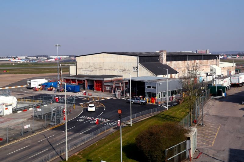 Nhà xác tạm thời đang được dựng lên tại sân bay Birmingham. Ảnh: Sky