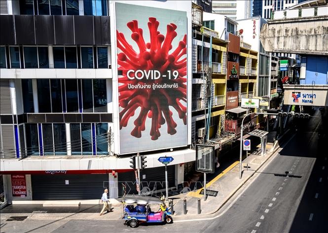 Biển thông tin về dịch COVID-19 trên một đường phố ở Bangkok, Thái Lan, ngày 26/3. 