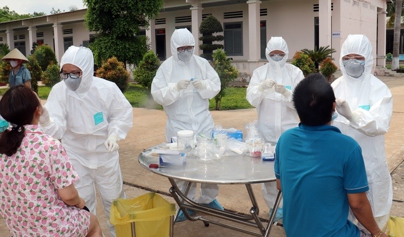 CDC lấy mẫu xét nghiệm những người đang cách ly tại K71 tỉnh Tây Ninh. Ảnh: Báo Tây Ninh