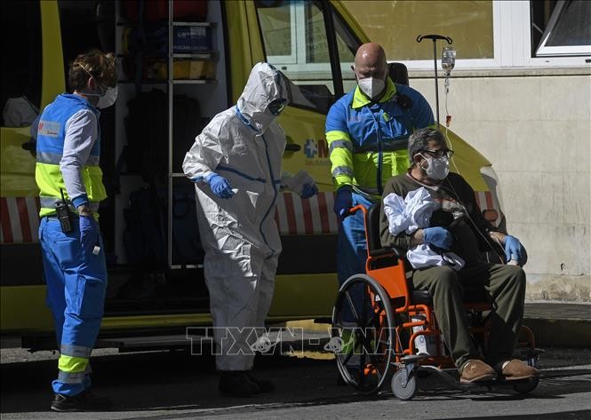 Nhân viên y tế chuyển bệnh nhân nhiễm COVID-19 tại bệnh viện Octubre, Tây Ban Nha ngày 2/4/2020. Ảnh: AFP