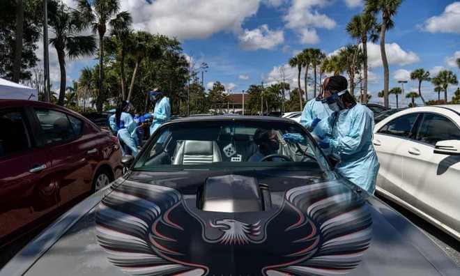 Nhân viên y tế lấy mẫuthử tại trạm xét nghiệm virus corona trên xe ở West Palm Beach, Florida. Ảnh: AFP.