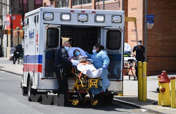 Nhân viên y tế chuyển nạn nhân nhiễm COVID-19 tới bệnh viện ở Brooklyn, New York, Mỹ, ngày 7/4/2020. (Nguồn: AFP/TTXVN)