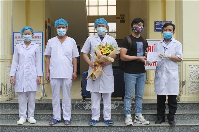 Giám đốc Bệnh viện Đa khoa huyện Nho Quan trao giấy xuất viện cho bệnh nhân 228. Ảnh: Hải Yến/TTXVN