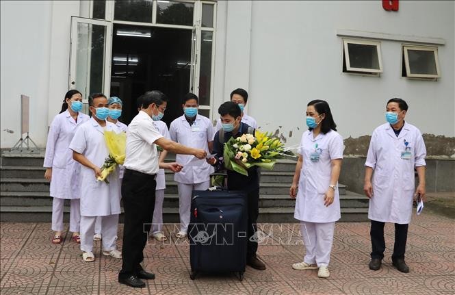 Lãnh đạo bệnh viện Đa khoa tỉnh Ninh Bình trao giấy ra viện cho anh N.T.Đ. 
