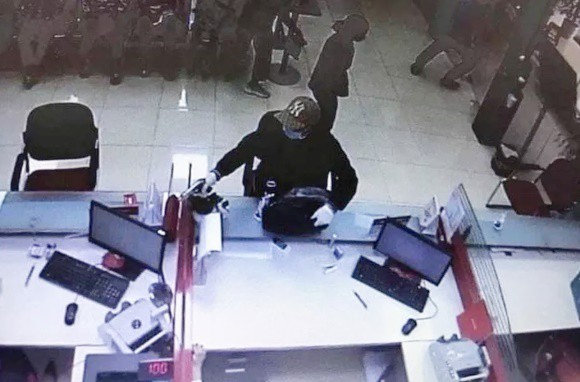 Hình ảnh tên cướp nổ súng cướp ngân hàng tại Sóc Sơn. (Ảnh: Camera)