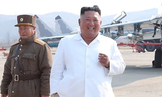 Lãnh đạo Triều Tiên Kim Jong-un (phải) kiểm tra Sư đoàn Phòng không và Không quân ở phía tây Triều Tiên trong bức ảnh được KCNA công bố hôm 12/4. Ảnh: Reuters.