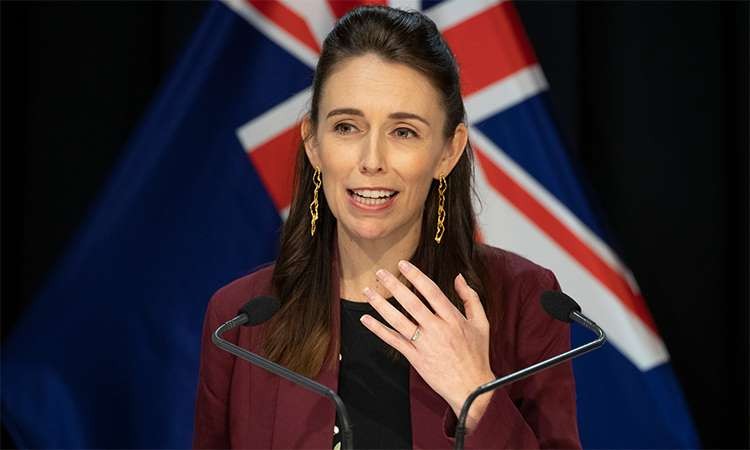Thủ tướng New Zealand Jacinda Ardern phát biểu trong cuộc họp báo về tình hình Covid-19 tại thủ đô Wellington ngày 27/4. (Ảnh: AFP)