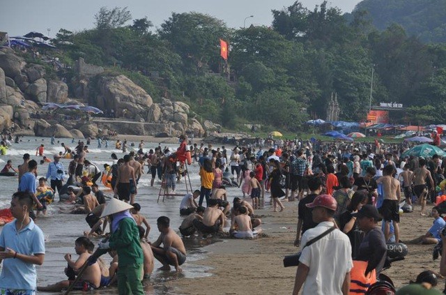 Bãi biển Sầm Sơn ken đặc người, quy định phòng chống dịch 'phá sản'
