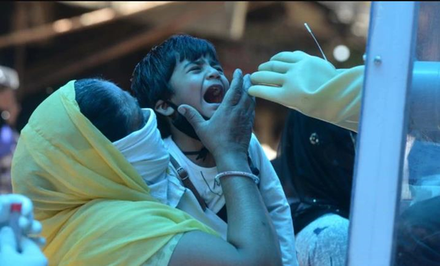 Nhân viên y tế lấy mẫu xét nghiệm Covid-19 tại thủ đô New Delhi. Ảnh: Indiatoday
