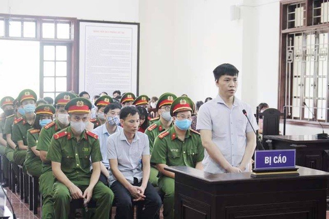 Bị cáo Đỗ Mạnh Tuấn, cựu Phó Hiệu trưởng trường Dân tộc nội trú huyện Lạc Thủy (Hòa Bình) khai báo trước tòa.