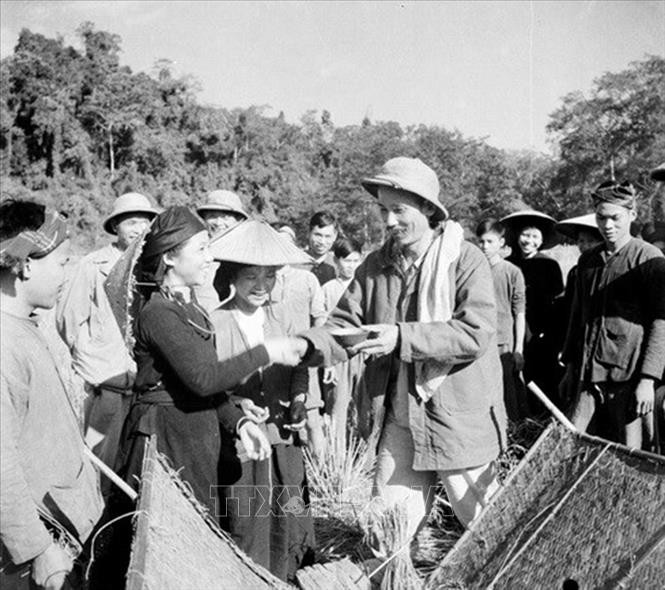 Chủ tịch Hồ Chí Minh đến thăm nông dân tỉnh Bắc Kạn đang thu hoạch lúa mùa năm 1950. Ảnh: Tư liệu TTXVN