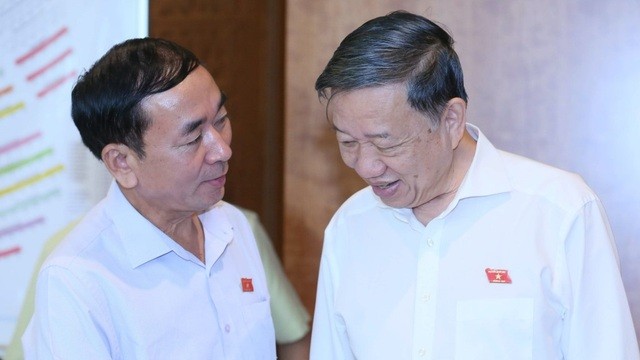 Ông Trần Quốc Tỏ (trái) và Bộ trưởng Công an Tô Lâm bên hành lang Quốc hội.