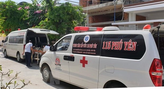 Hai xe cấp cứu 115 đưa nạn nhân đến Bệnh viên Đa khoa tỉnh Phú Yên. (Ảnh: Xuân Triệu/TTXVN)