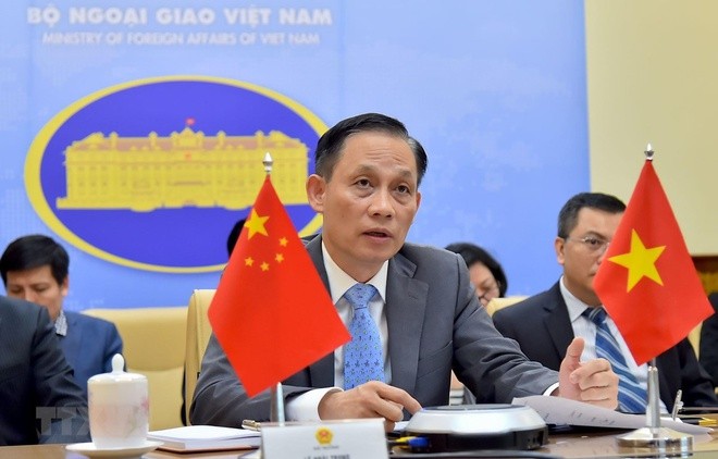 Thứ trưởng Ngoại giao Lê Hoài Trung trong buổi làm việc trực tuyến với Thứ trưởng Ngoại giao Trung Quốc La Chiếu Huy. Ảnh: TTXVN.