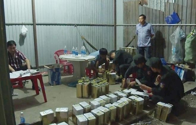 Công an kiểm tra thu giữ các khối lượng dung môi tại cơ sở sản xuất xăng giả của Trịnh Sướng.