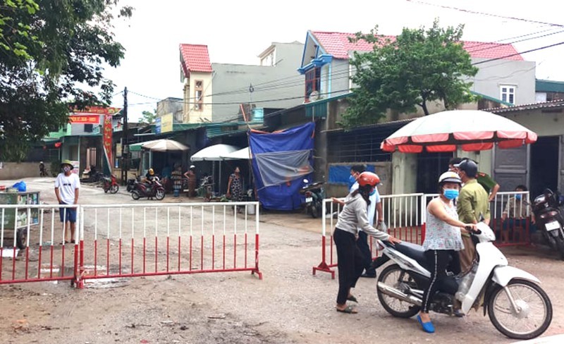 Thành phố Sầm Sơn phong tỏa phố Nam Bắc, phường Quảng Vinh, thành phố Sầm Sơn vì nghi có ca nhiễm COVID-19. 