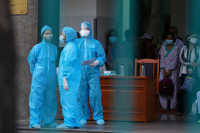 Nhân viên y tế chuẩn bị đưa các bệnh nhân và thân nhân ba bệnh viện Đà Nẵng đi cách ly tập trung, hôm 27/7. Ảnh: Nguyễn Đông