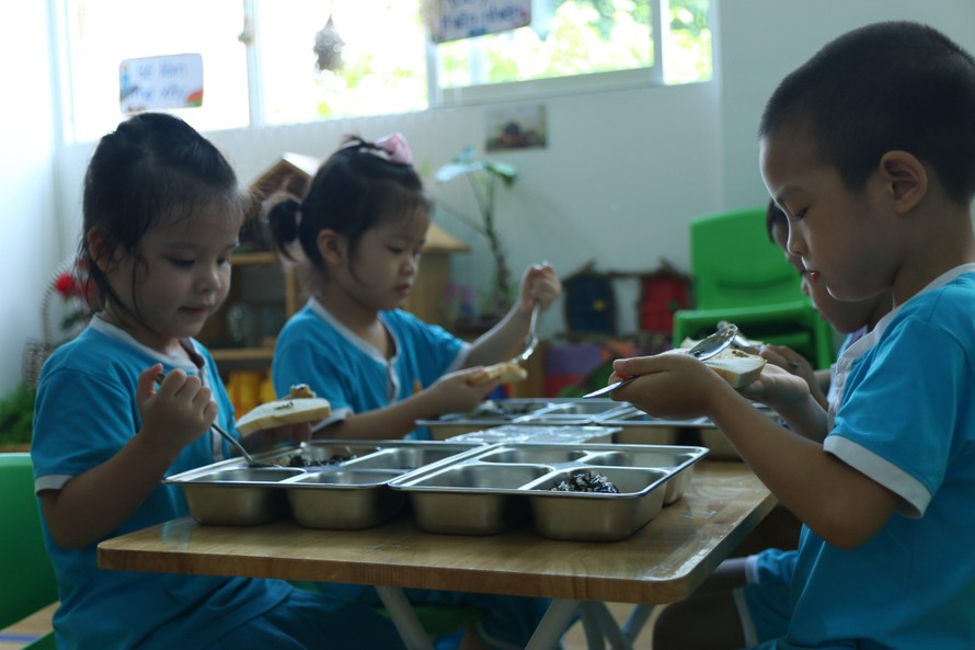 Các bé ở Mầm non Khai Trí hào hứng với bữa ăn xanh đầu tuần.