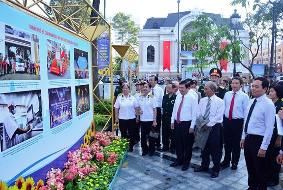Các đại biểu tham quan triển lãm tại công viên Lam Sơn, quận 1. Ảnh: Báo Quân đội nhân dân