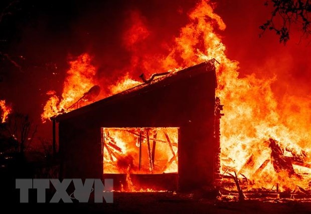 Một tòa nhà bốc cháy dữ dội do cháy rừng lan rộng tại St. Helena, bang California, Mỹ. (Ảnh: AFP)