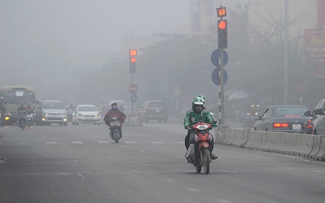 Sương mù và bụi dày đặc trên đường Nguyễn Khoái, quận Hai Bà Trưng (Hà Nội)