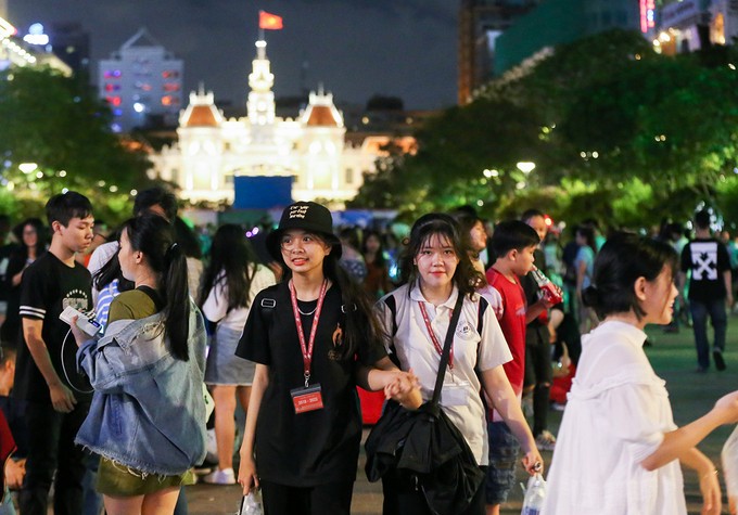 Người dân vui chơi ở phố đi bộ Nguyễn Huệ, quận 1, tháng 9/2019. Ảnh: Quỳnh Trần.