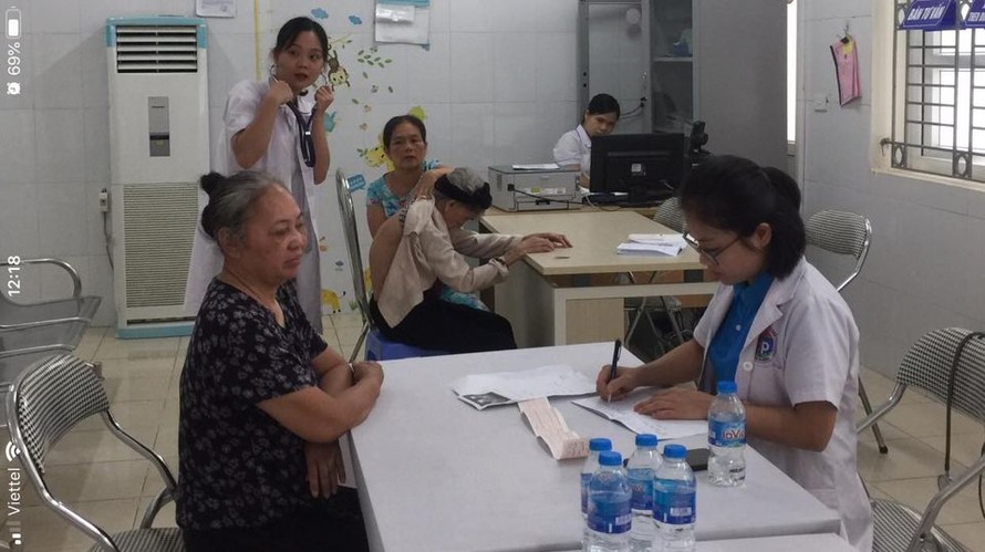 Khám sức khoẻ cho người cao tuổi tại trạm y tế xã Tân Hội, huyện Đan Phượng, Hà Nội.