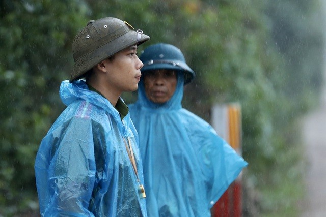 Trời đã bắt đầu mưa tại xã Phong Xuân, gây khó khăn và nguy hiểm cho công tác tìm kiếm. Các chiến sĩ công an vẫn túc trực đứng trong mưa làm nhiệm vụ.