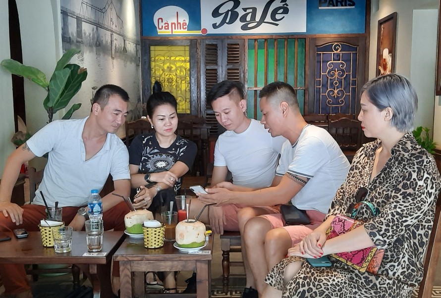 Anh Minh cùng một số thành viên họp bàn về hoạt động của nhóm