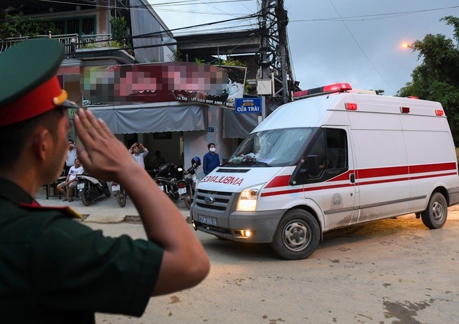Xe cứu thương đưa các thi thể nạn nhân tại tiểu khu 67 về bệnh viện. Ảnh: Việt Hùng.