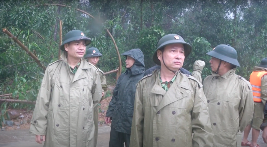Thiếu tướng Nguyễn Văn Man, Phó tư lệnh Quân khu 4 (bìa phải), cùng đoàn công tác đi vào thuỷ điện Rào Trăng 3, chiều 12/10.