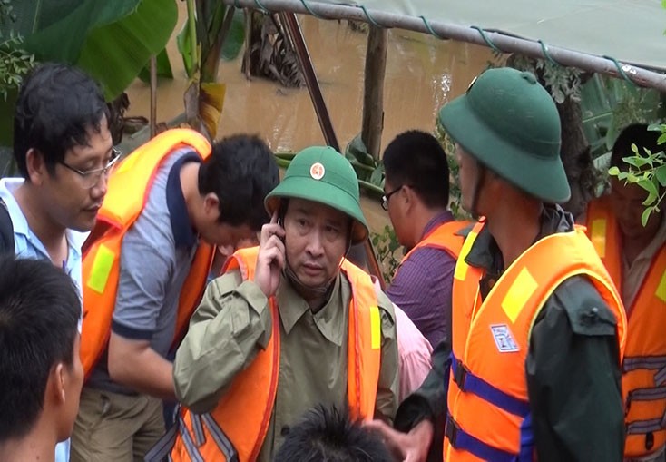 Thiếu tướng Nguyễn Văn Man luôn có mặt ở những nơi xung yếu (Ảnh: Anh trực tiếp chỉ huy ứng cứu, khắc phục lũ lụt tháng 10 năm 2016)