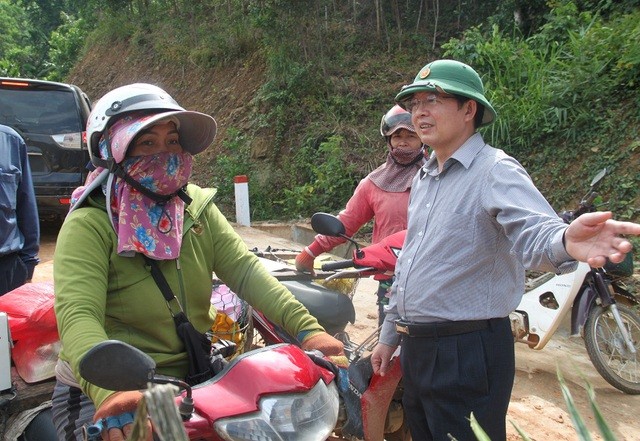 Ông Hồ Quốc Dũng, Bí thư Tỉnh ủy, Chủ tịch UBND tỉnh Bình Định thăm hỏi người dân tại điểm sạt lở ở xã An Vinh