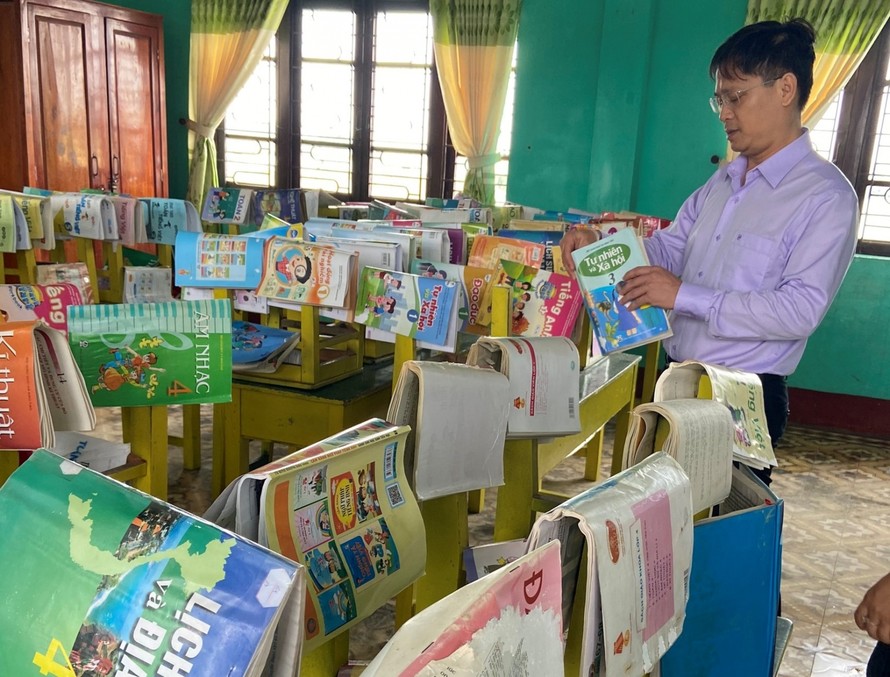 Thầy cô Thừa Thiên Huế phơi sách vở sau mưa lũ.